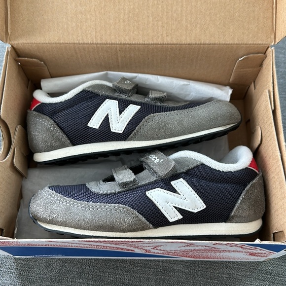 EUC NEW BALANCE 410 Velcro Sneaker - Picture 9 of 9